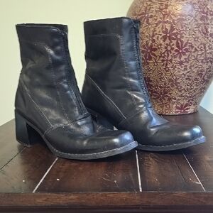 La CANADIENNE Sleek Black Leather Booties 9.5